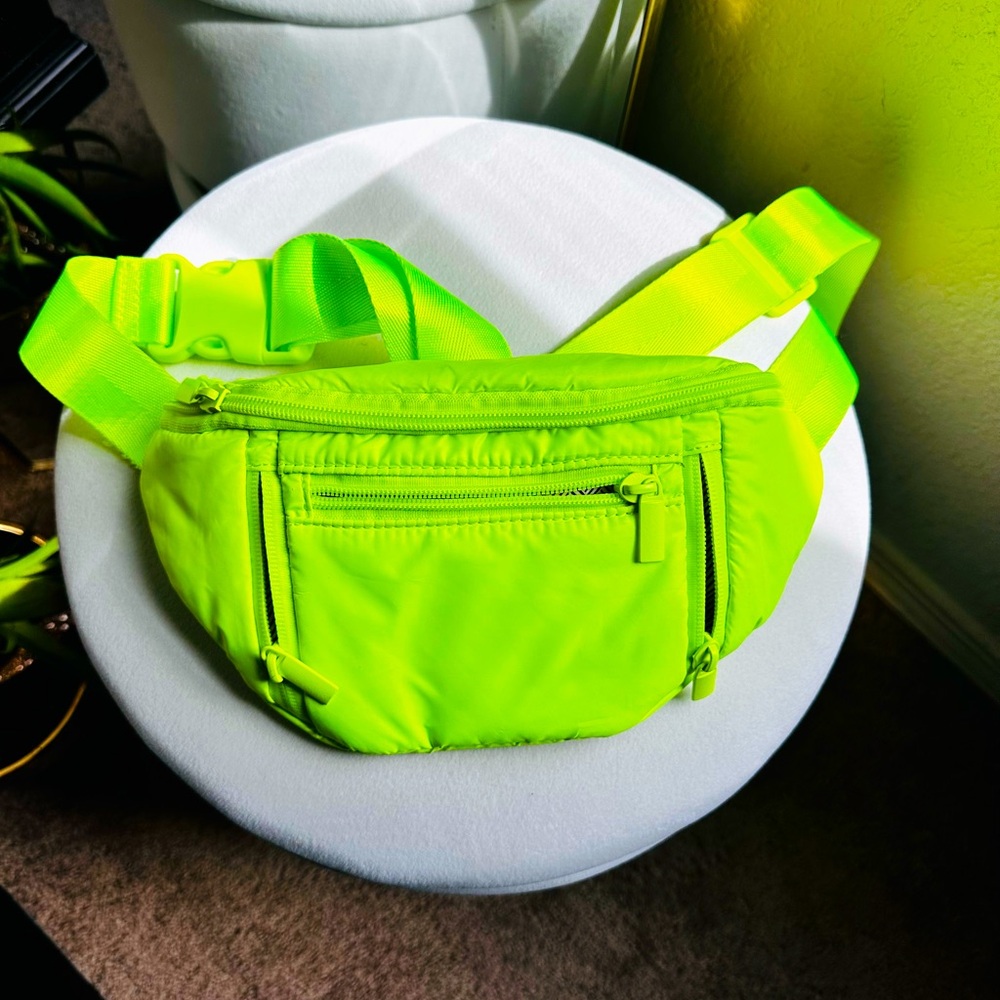 NEW FANNY PACK NEON GREEN
